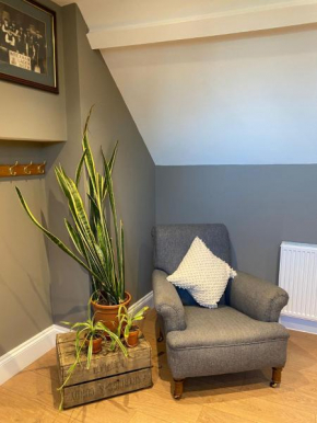 Trowel and Hammer, Flat 2